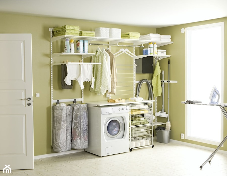 Przechowywanie w pomieszczeniach gospodarczych - Średnia z pralką / suszarką łazienka z oknem - zdjęcie od Elfa