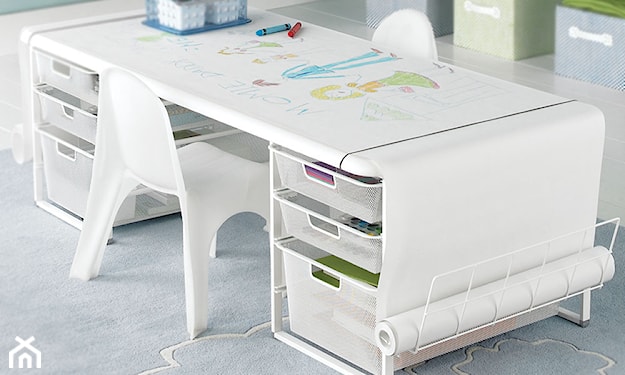 białe biurko z koszami dla dziecka