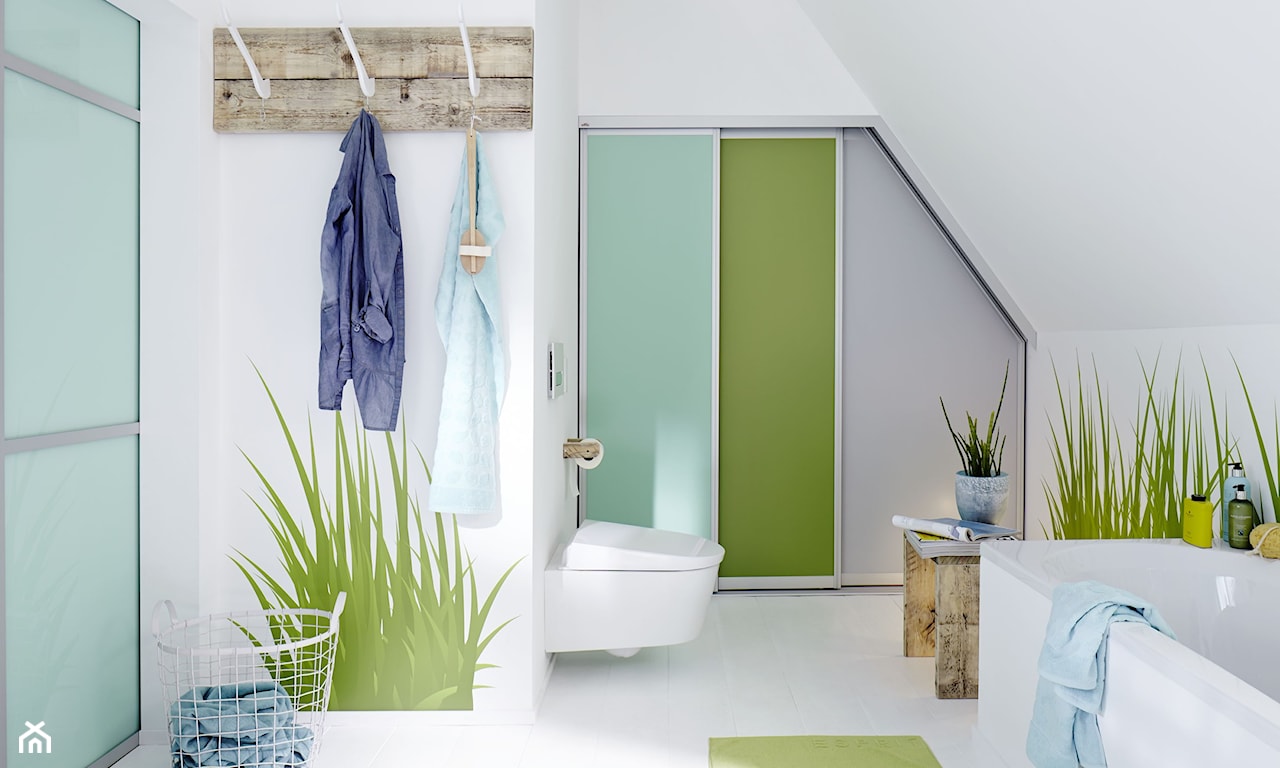 nowoczesna łazienka z elementami zieleni, szafa przesuwna w łazience