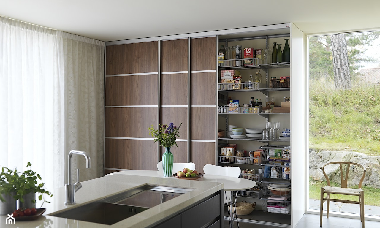 szafa z przesuwanymi drzwiami w kuchni, metalowe kosze na przechowywanie