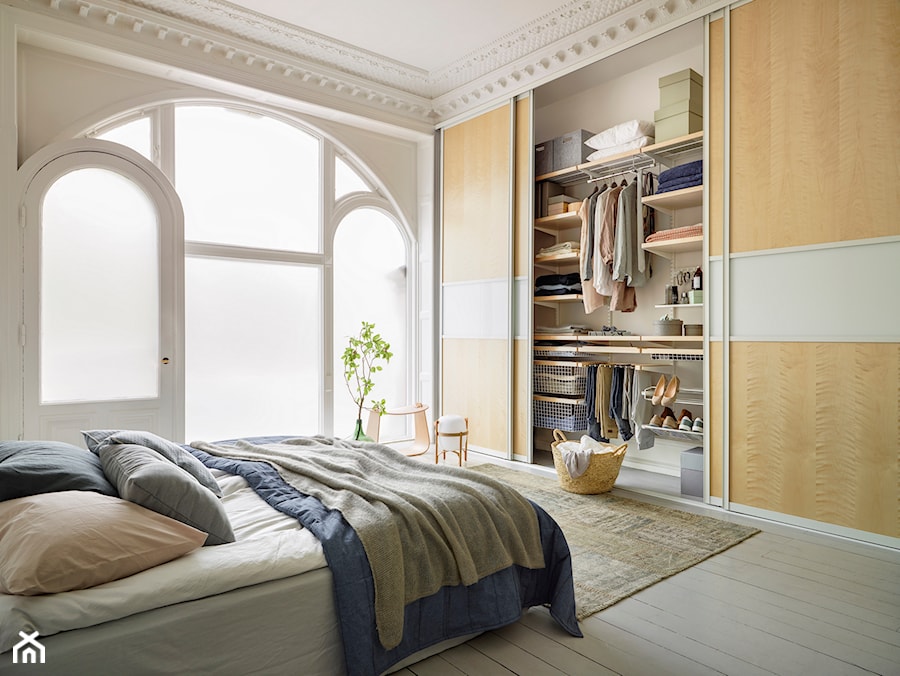 Sprytne przechowywanie - Średnia biała sypialnia, styl nowoczesny - zdjęcie od Elfa