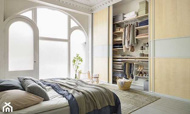sypialnia w stylu klasycznym z dużą szafą