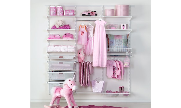 różowe półki w pokoju dziewczynki