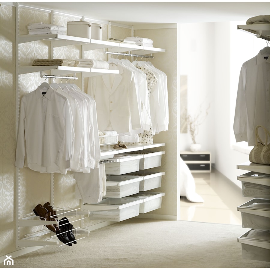 Sypialnia - Mała otwarta garderoba przy sypialni, styl tradycyjny - zdjęcie od Elfa