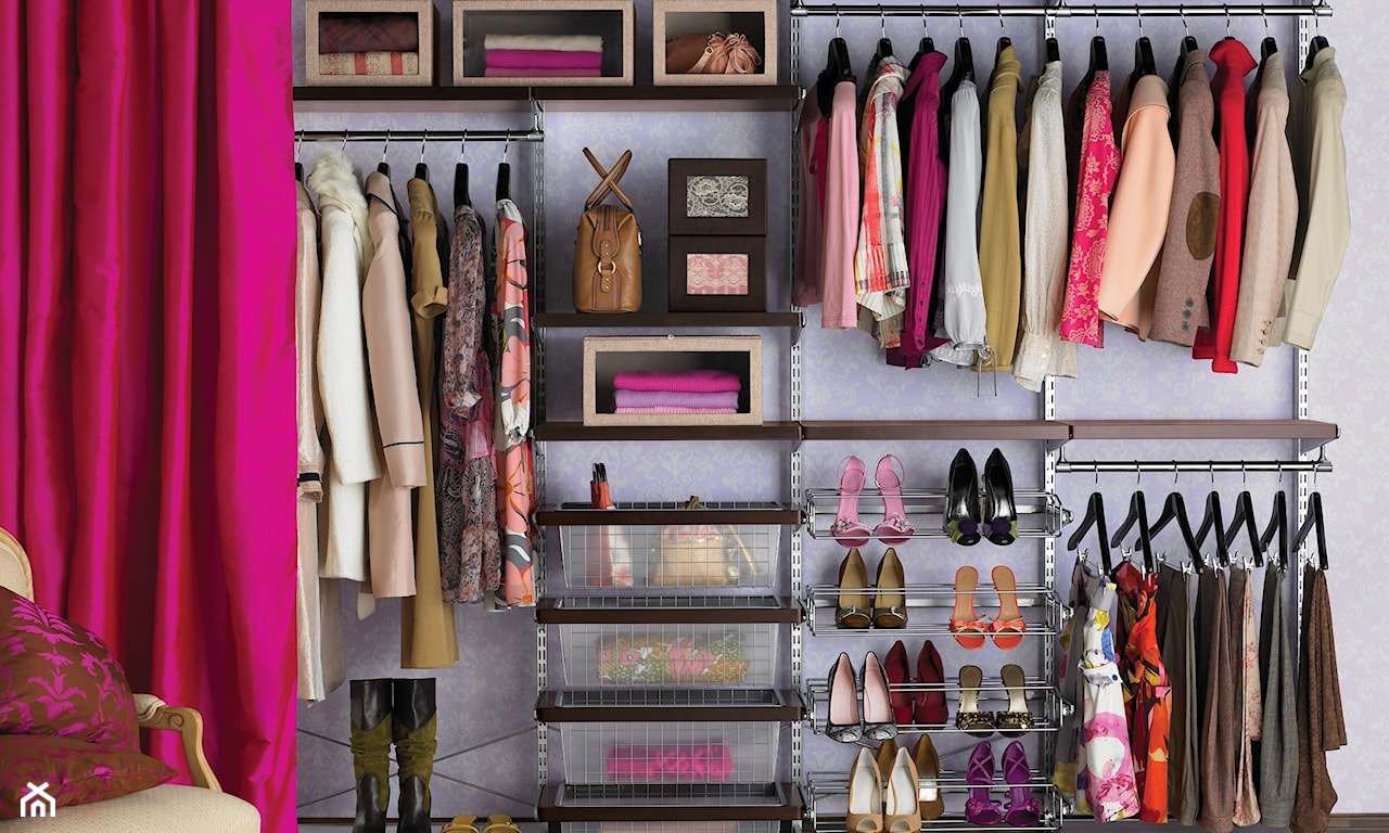 garderoba w stylu vintage za różową zasłoną, metalowe półki do przechowywania