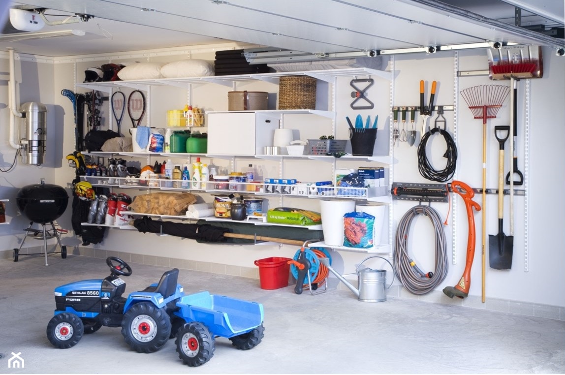 zawieszany system do przechowywania narzędzi ogrodowych na ścianie w garażu