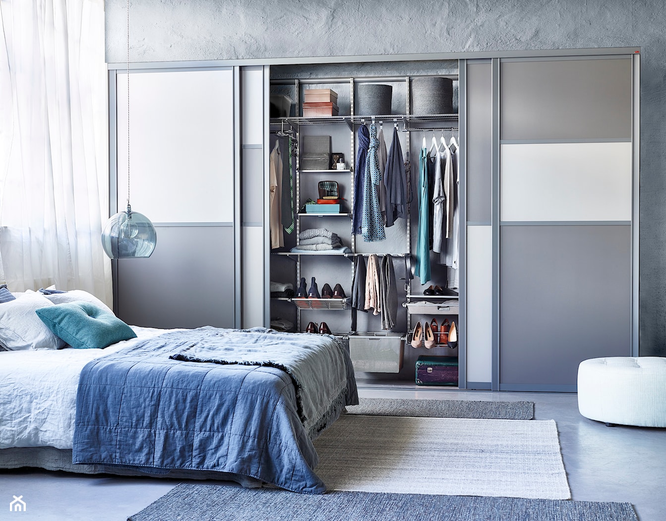 Sprytne przechowywanie - Mała garderoba przy sypialni, styl nowoczesny - zdjęcie od Elfa - Homebook