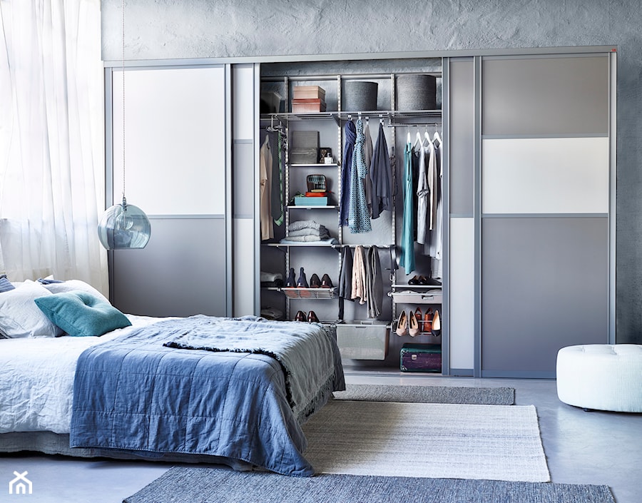 Sprytne przechowywanie - Mała garderoba przy sypialni, styl nowoczesny - zdjęcie od Elfa