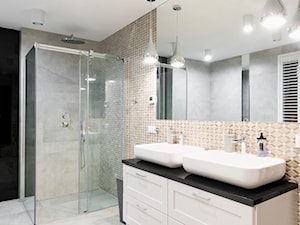 Dom w Rzeszowie - realizacja - Średnia z lustrem z dwoma umywalkami z punktowym oświetleniem łazienka, styl tradycyjny - zdjęcie od Interium Projekt