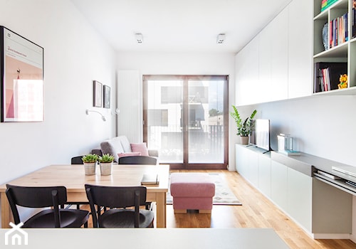 Kompaktowe mieszkanie w Krakowie - Średni biały salon z kuchnią z jadalnią z tarasem / balkonem, styl nowoczesny - zdjęcie od MEEKO Architekci