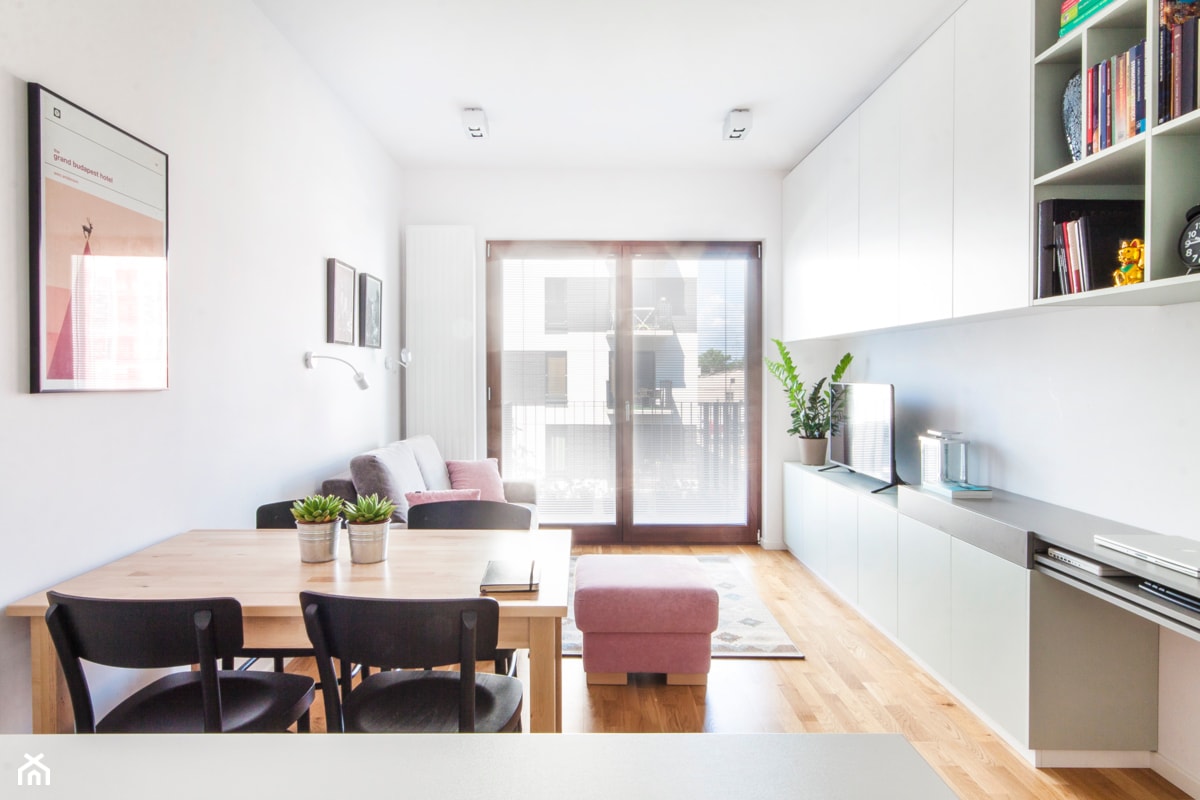 Kompaktowe mieszkanie w Krakowie - Średni biały salon z kuchnią z jadalnią z tarasem / balkonem, styl nowoczesny - zdjęcie od MEEKO Architekci - Homebook