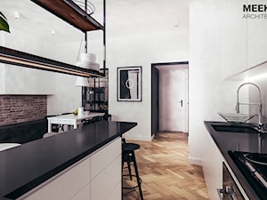 Mieszkanie loft w Mielcu - Średnia otwarta z salonem biała szara z zabudowaną lodówką z podblatowym zlewozmywakiem kuchnia dwurzędowa z wyspą lub półwyspem, styl industrialny - zdjęcie od MEEKO Architekci