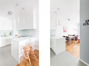 Biała kuchnia połączona z salonem - zdjęcie od MEEKO Architekci
