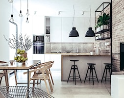 Mieszkanie w stylu loftowym w Krakowie - Średnia biała jadalnia w salonie w kuchni, styl industrial ... - zdjęcie od MEEKO Architekci - Homebook