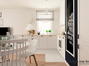 SZCZYPTA FRANCJI NA BIAŁÓŁĘCE - Średnia otwarta z salonem biała z zabudowaną lodówką kuchnia w kształcie litery l z oknem, styl prowansalski - zdjęcie od design me too