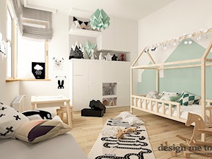 SKANDYNAWSKI DOM W WAWRZE - Średni biały niebieski pokój dziecka dla dziecka dla chłopca, styl skandynawski - zdjęcie od design me too
