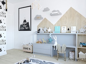 POKOIK MAŁEGO DŻENTELMENA - Średni biały szary z panelami tapicerowanymi pokój dziecka dla dziecka dla chłopca, styl skandynawski - zdjęcie od design me too