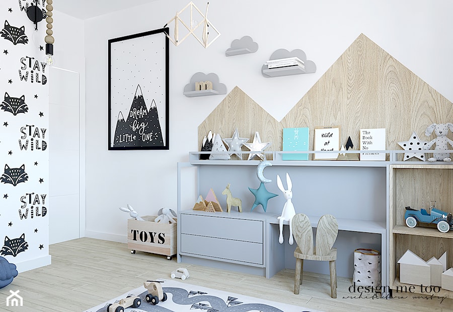 POKOIK MAŁEGO DŻENTELMENA - Średni biały szary z panelami tapicerowanymi pokój dziecka dla dziecka dla chłopca, styl skandynawski - zdjęcie od design me too