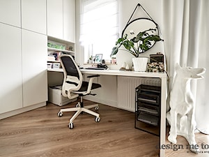 KAWALERKA NA BEMOWIE REALIZACJA - Małe z zabudowanym biurkiem białe biuro, styl nowoczesny - zdjęcie od design me too