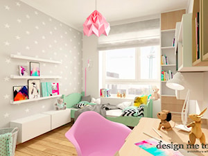 NOWOCZESNE BEMOWO - Średni biały szary pokój dziecka dla dziecka dla dziewczynki, styl skandynawski - zdjęcie od design me too