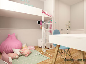 POKOJE DZIEWCZĘCE - Mały szary pokój dziecka dla dziecka dla dziewczynki, styl tradycyjny - zdjęcie od design me too