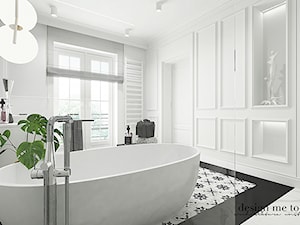 KLASYCZNA ŁAZIENKA - Średnia na poddaszu z lustrem z marmurową podłogą łazienka z oknem, styl tradycyjny - zdjęcie od design me too