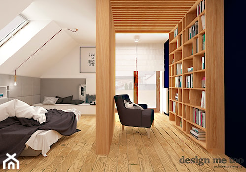 DOM W LESZNOWOLI - Średnia biała szara sypialnia na poddaszu z balkonem / tarasem, styl nowoczesny - zdjęcie od design me too