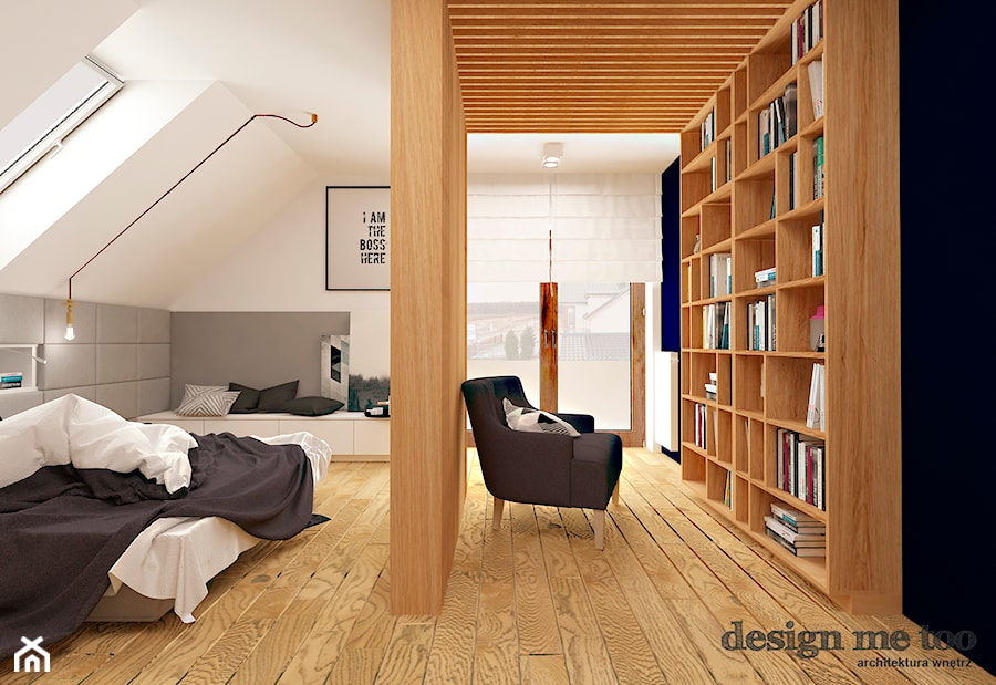 DOM W LESZNOWOLI - Średnia biała szara sypialnia na poddaszu z balkonem / tarasem, styl nowoczesny - zdjęcie od design me too