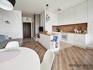 KAWALERKA NA BEMOWIE REALIZACJA - Mały biały salon z kuchnią z jadalnią, styl nowoczesny - zdjęcie od design me too