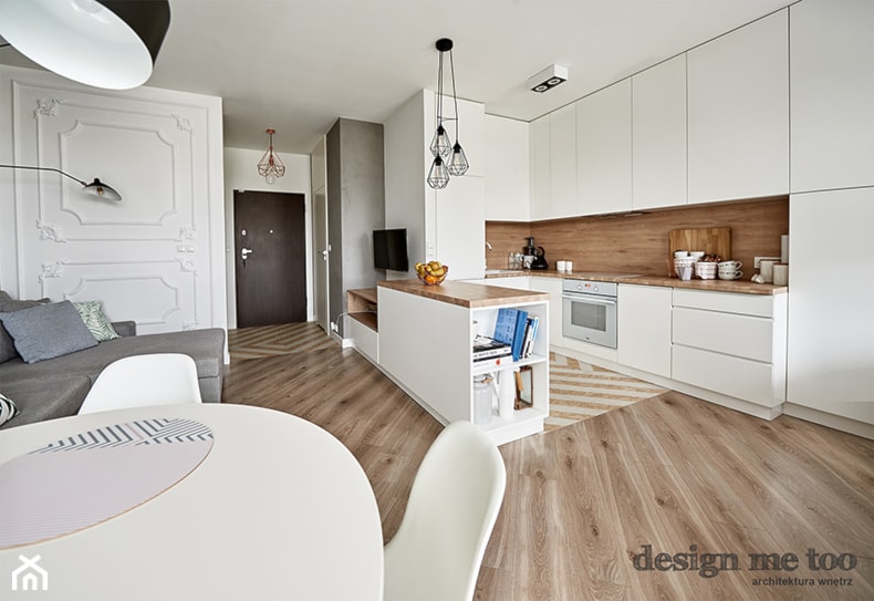 KAWALERKA NA BEMOWIE REALIZACJA - Mały biały salon z kuchnią z jadalnią, styl nowoczesny - zdjęcie od design me too