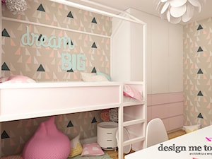 APARTAMENT W RUMI - Średni beżowy biały szary pokój dziecka dla dziecka dla dziewczynki, styl skandynawski - zdjęcie od design me too