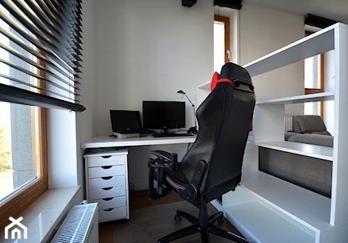 SKANDYNAWSKI MINIMALIZM NA MOKOTOWIE - REALIZACJA - Małe z zabudowanym biurkiem szare biuro, styl minimalistyczny - zdjęcie od design me too
