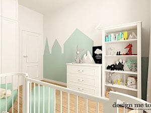 POKOJE DZIECIĘCE W STYLU SKANDYNAWSKIM - Średni biały zielony pokój dziecka dla niemowlaka dla chłopca dla dziewczynki, styl nowoczesny - zdjęcie od design me too