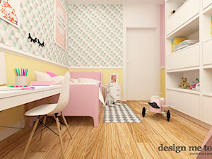 APARTAMENT W RUMI - Średni biały różowy żółty pokój dziecka dla dziecka dla dziewczynki, styl skandynawski - zdjęcie od design me too