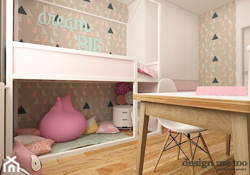 APARTAMENT W RUMI - Średni różowy szary pokój dziecka dla dziecka dla dziewczynki, styl nowoczesny - zdjęcie od design me too