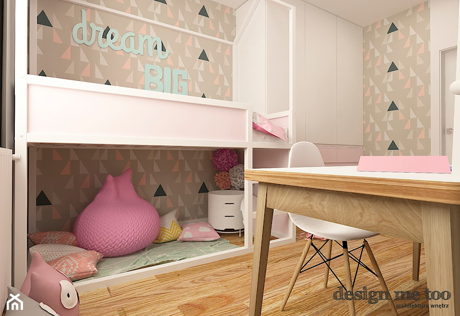 APARTAMENT W RUMI - Średni różowy szary pokój dziecka dla dziecka dla dziewczynki, styl nowoczesny - zdjęcie od design me too