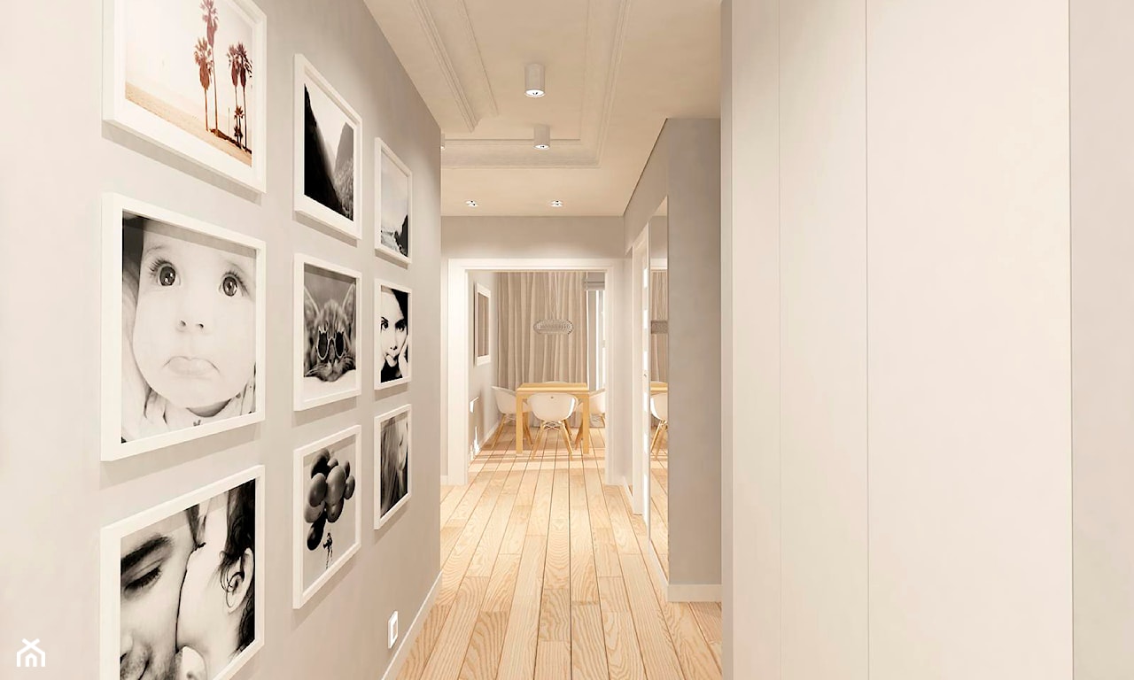 podłoga z jasnego drewna, galeria zdjęć w korytarzu, drewniany stół, białe krzesła
