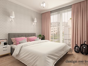 SZCZYPTA FRANCJI NA BIAŁÓŁĘCE - Średnia biała szara sypialnia z balkonem / tarasem, styl skandynawski - zdjęcie od design me too