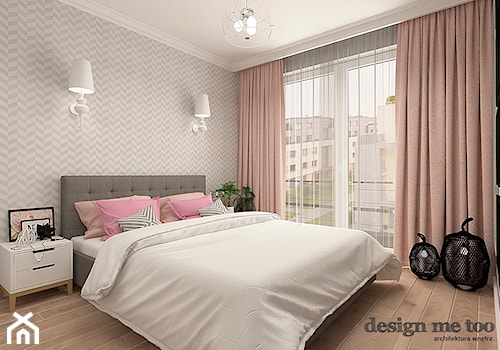 SZCZYPTA FRANCJI NA BIAŁÓŁĘCE - Średnia biała szara sypialnia z balkonem / tarasem, styl skandynawski - zdjęcie od design me too