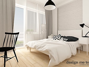 SKANDYNAWSKI KLIMAT NA POWIŚLU - Średnia biała z biurkiem sypialnia z balkonem / tarasem, styl skandynawski - zdjęcie od design me too