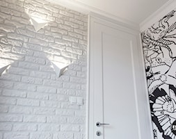 apartamentSUWAŁKI - Mała biała sypialnia, styl nowoczesny - zdjęcie od BYHOUSE ARCHITECTS - Homebook