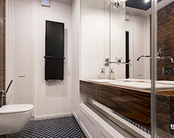 apartamentSUWAŁKI - Mała na poddaszu bez okna z dwoma umywalkami łazienka, styl nowoczesny - zdjęcie od BYHOUSE ARCHITECTS - Homebook