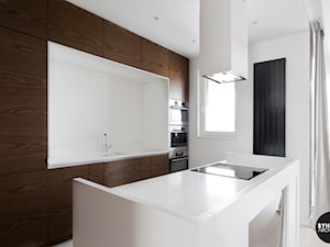 nowoczesny salon z kuchnią - zdjęcie od BYHOUSE ARCHITECTS