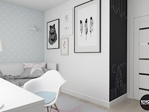 scandiHOUSE - Mały biały czarny niebieski pokój dziecka dla nastolatka dla chłopca, styl skandynawski - zdjęcie od BYHOUSE ARCHITECTS