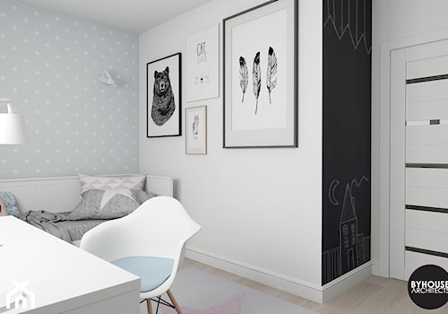 scandiHOUSE - Mały biały czarny niebieski pokój dziecka dla nastolatka dla chłopca, styl skandynawski - zdjęcie od BYHOUSE ARCHITECTS