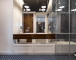 apartamentSUWAŁKI - Średnia na poddaszu bez okna z dwoma umywalkami łazienka, styl nowoczesny - zdjęcie od BYHOUSE ARCHITECTS - Homebook