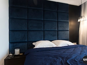 apartamentSUWAŁKI - Mała czarna szara sypialnia, styl nowoczesny - zdjęcie od BYHOUSE ARCHITECTS
