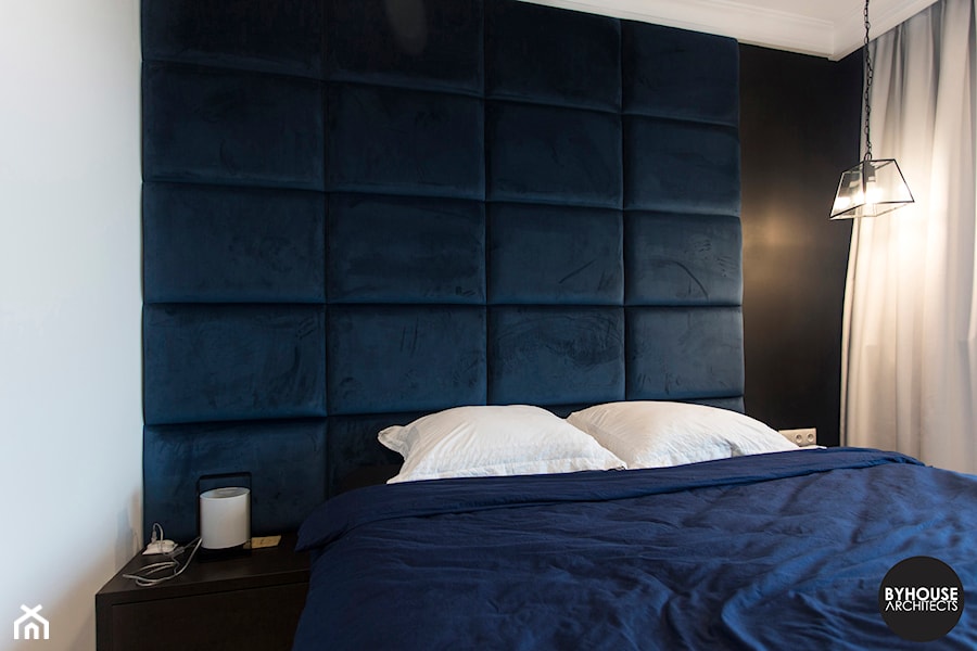 apartamentSUWAŁKI - Mała czarna szara sypialnia, styl nowoczesny - zdjęcie od BYHOUSE ARCHITECTS