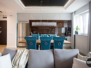 apartamentSUWAŁKI - Średnia otwarta z salonem biała z zabudowaną lodówką kuchnia jednorzędowa z wyspą lub półwyspem z oknem, styl nowoczesny - zdjęcie od BYHOUSE ARCHITECTS