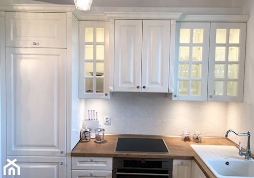 Kuchnia glamour - Mała otwarta biała z zabudowaną lodówką z nablatowym zlewozmywakiem kuchnia w kształcie litery l z oknem, styl glamour - zdjęcie od Nowicki Kuchnie